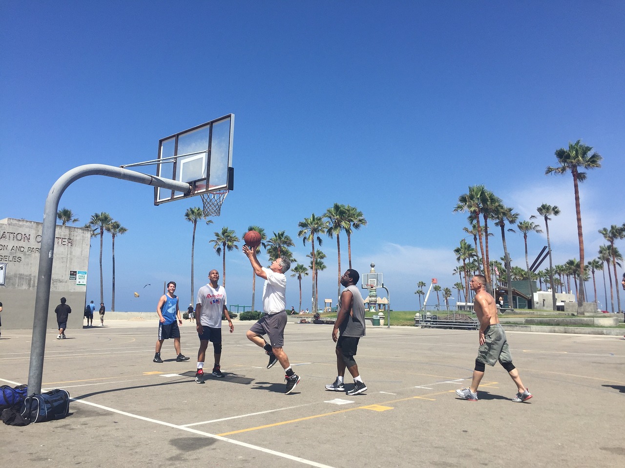 NBA最新动态微博，热血赛场激情四溢