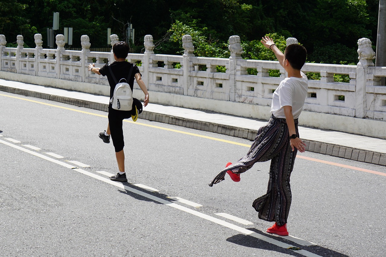 学校热烈举行跳高比赛活动
